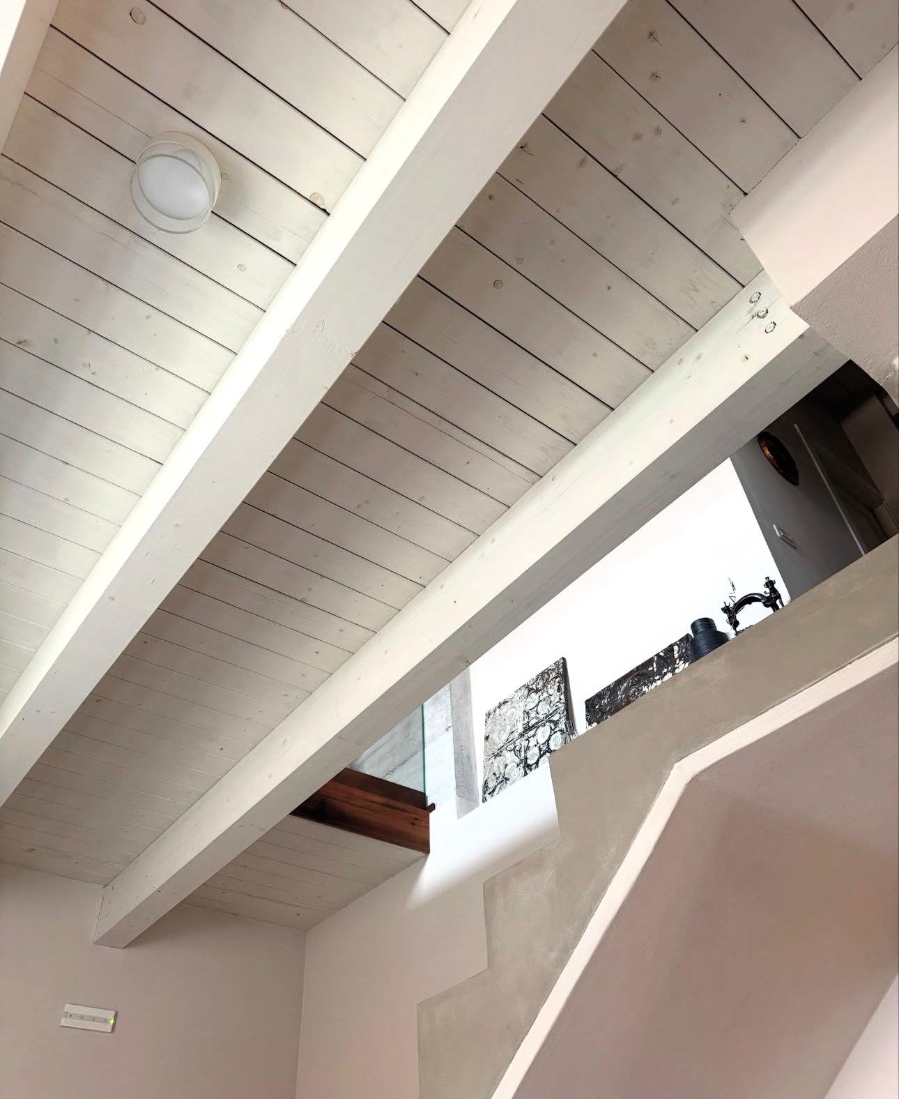 Soffitto in legno bianco