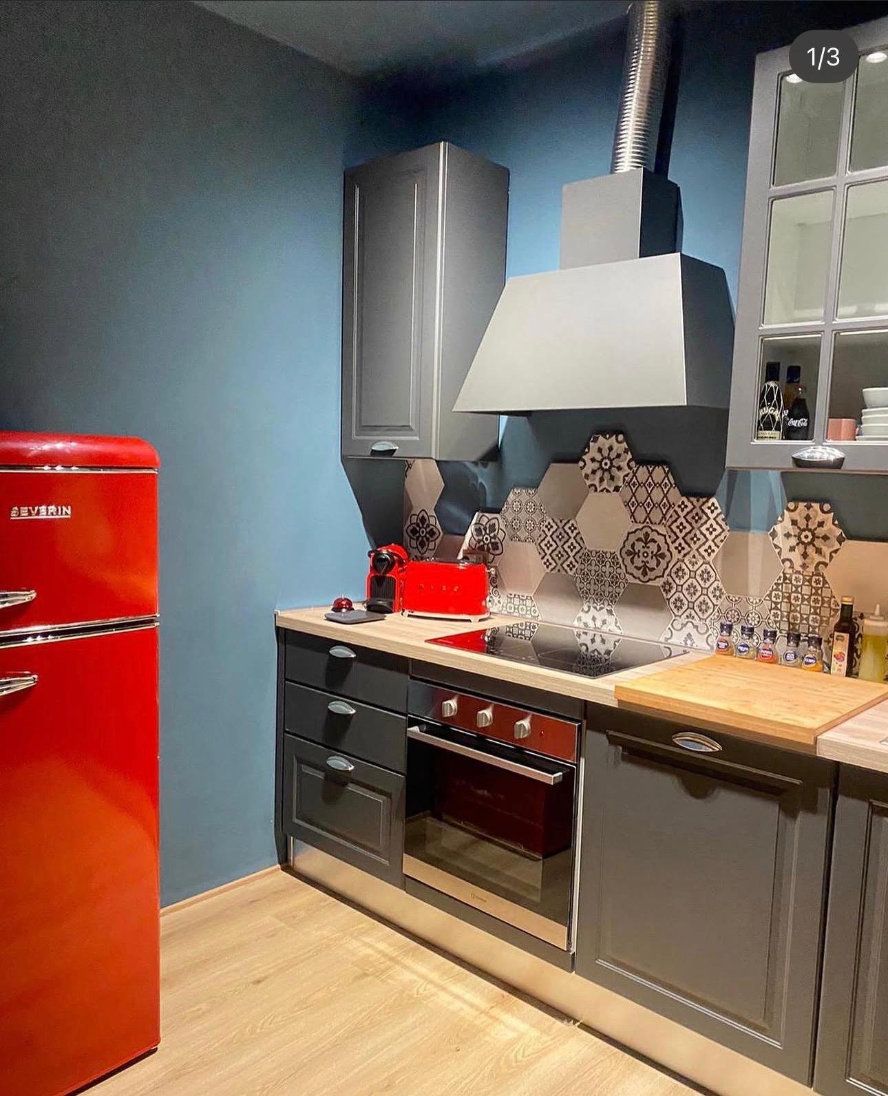 Cucina grafica con accenti rossi