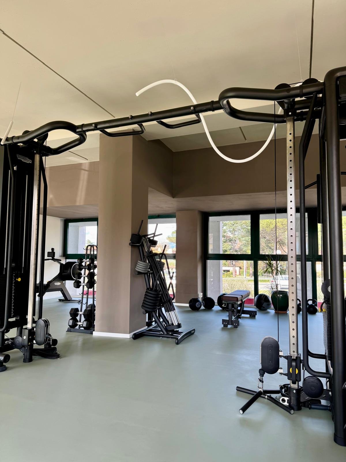 Palestra con attrezzature nere